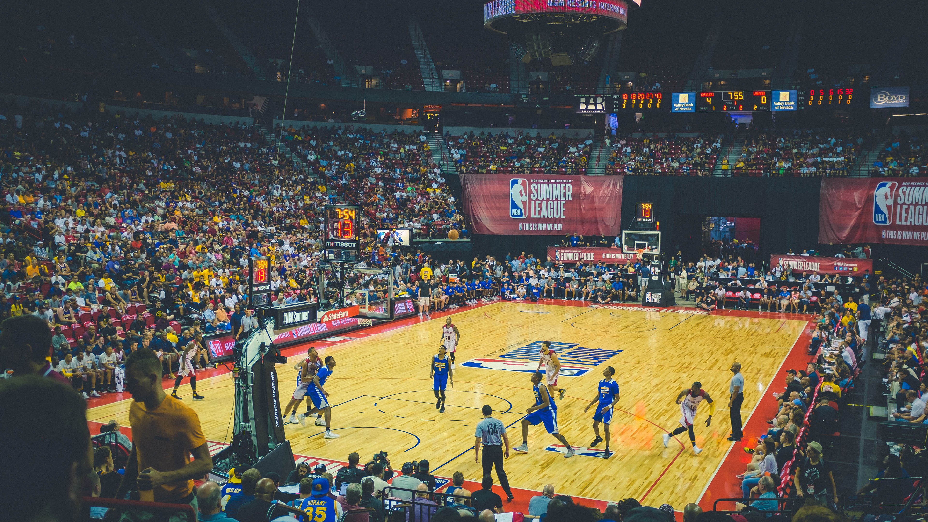 开云平台-德甲场面火爆：攻守精彩回放不断，德甲现场